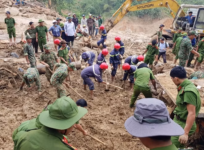 Lực lượng Công an tham gia tìm kiếm nạn nhân mất tích tại hiện trường vụ sạt lở ở thôn 1, xã Trà Leng, huyện Nam Trà My (Quảng Nam).
