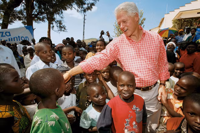 Cựu Tổng thống Bill Clinton tích cực hoạt động xã hội.