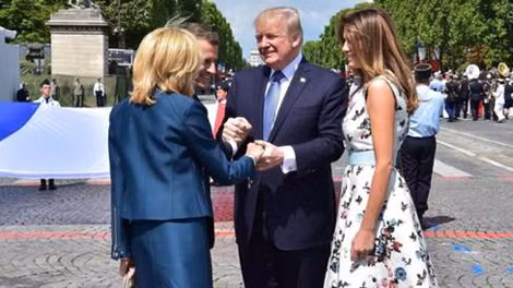 Cú bắt tay giữa ông Macron và ông Trump dường như phá vỡ mọi quy tắc vốn được cho là bình thường