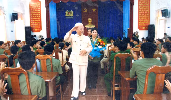 Hình tượng Bác Hồ - NSƯT Văn Tân thể hiện. Đồng chí Nguyễn Thị Mẫn - Trưởng ban công tác nữ (cầm hoa) và cán bộ, chiến sĩ Công an tỉnh Cà Mau, ngày 9/8/2007. Ảnh: Bích Thủy.