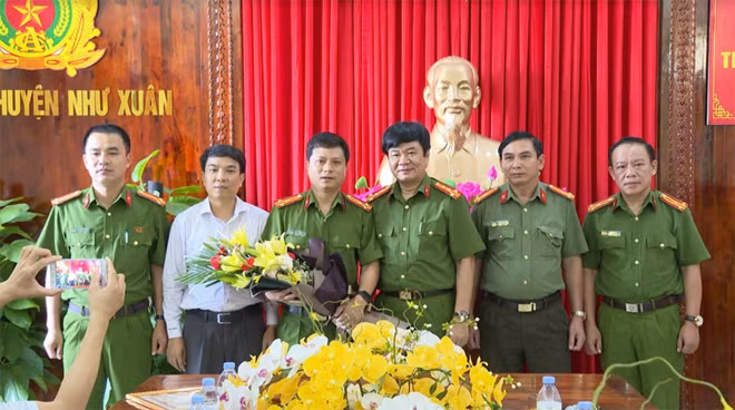 Đại tá Khương Duy Oanh, Phó Giám đốc, Thủ trưởng cơ quan CSĐT và đồng chí Trần Mạnh Long, Chủ tịch UBND huyện Như Xuân trao thưởng cho Ban chuyên án