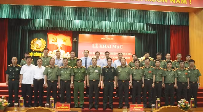 Thiếu tướng Lê Xuân Trường, Thiếu tướng Nguyễn Thế Bình và các đại biểu tại Lễ khai mạc Hội thi Kỹ thuật nghiệp vụ mật mã lần thứ VI.