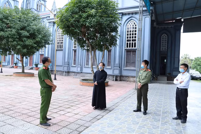 Tuyên truyền vận động bà con giáo dân.