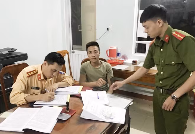 Tài xế Nguyễn Văn Hùng tại cơ quan chức năng.