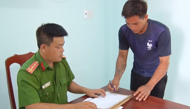 Công an xã lấy lời khai đối tượng Lê Thanh Bình.