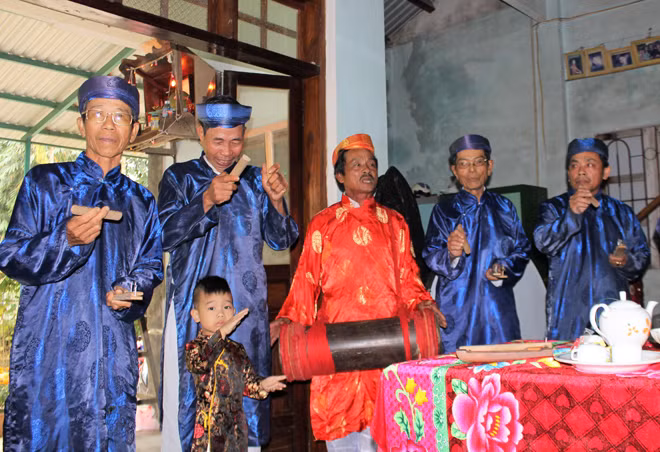 Hát sắc bùa là nét đẹp văn hóa không thể thiếu ở làng Lệ Bắc mỗi dịp Tết đến, Xuân về. Ảnh: Hà Vy.