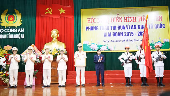 Thừa ủy quyền của Chủ tịch nước đồng chí Lê Hồng Vinh, Phó Chủ tịch thường trực UBND tỉnh trao Huân chương Bảo vệ Tổ quốc hạnh Nhất cho Công an thành phố Vinh.