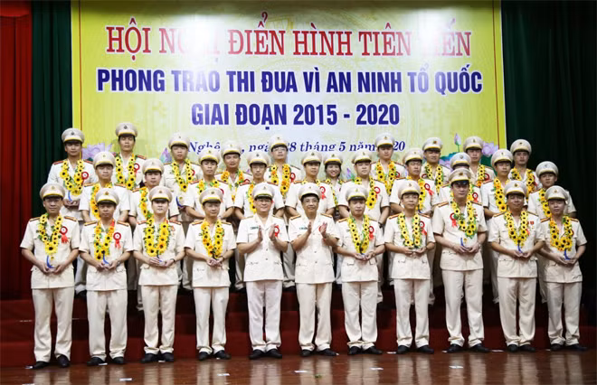 Lãnh đạo Công an tỉnh trao thưởng cho các cá nhân là điển hình tiên tiến.