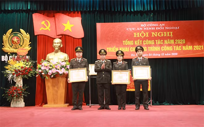 Thừa ủy quyền của Thủ tướng Chính phủ, Thứ trưởng Bùi Văn Nam trao Bằng khen của Thủ tướng Chính phủ tặng các tập thể và cá nhân.