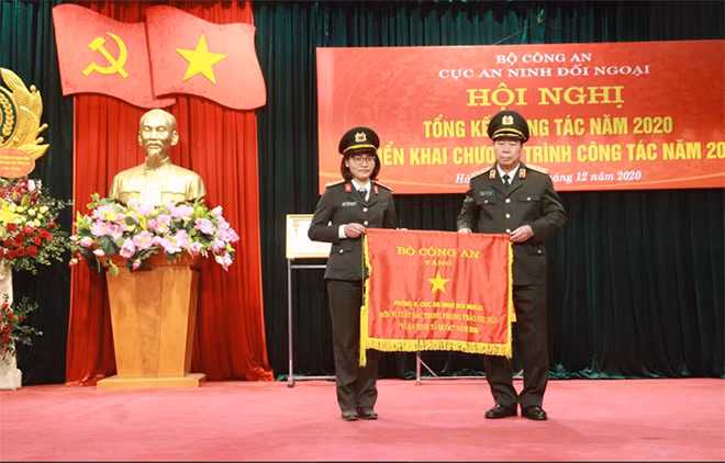 Thứ trưởng Bùi Văn Nam trao Cờ thi đua của Bộ Công an tặng Phòng 8.