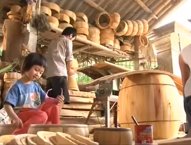 Những đứa trẻ làng Đọi Tam thân thuộc với trống từ khi còn bé.
