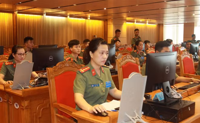 Các cán bộ cơ yếu thi thực hành nghiệp vụ mật mã.