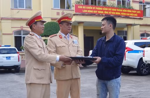 CSGT trao trả tài sản gần 100 triệu đồng cho người đánh rơi