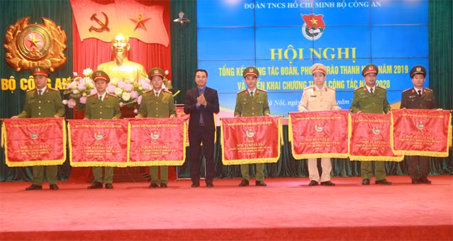 Đồng chí Nguyễn Hải Minh trao Cờ thi đua của Trung ương Đoàn tặng các đơn vị xuất sắc.