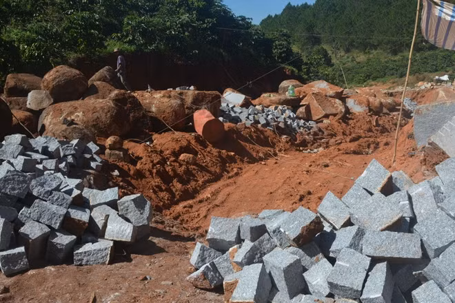 Một mỏ đá khai thác trái phép ở Đà Lạt.
