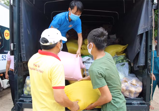 Rau xanh, củ quả, trứng gà, gạo được trao tặng cho bếp ăn khu cách ly tập trung tại Cửa khẩu Hoàng Diệu (huyện Bù Đốp) và Ban chỉ đạo phòng chống dịch Covid-19 huyện Lộc Ninh.