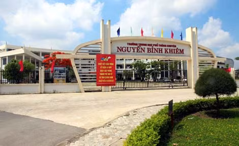 Nhiều học sinh giỏi, đạt thành tích của trường THPT chuyên Nguyễn Bỉnh Khiêm đã ra trường nhưng tiền thưởng vẫn chưa được nhận. Nhiều học sinh giỏi, đạt thành tích của trường THPT chuyên Nguyễn Bỉnh Khiêm đã ra trường nhưng tiền thưởng vẫn chưa được nhận.