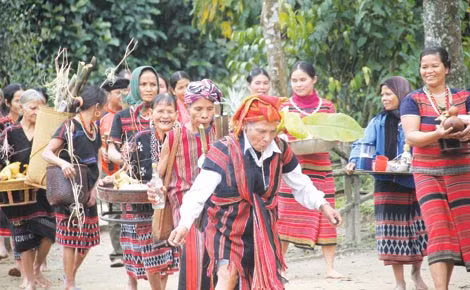 Đồng bào Pa Kô ca hát, thổi kèn, gảy đàn.... trong lễ cúng A Ya.