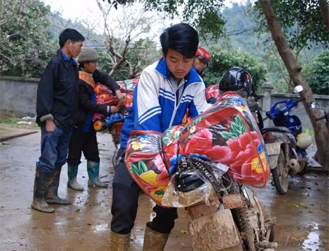 Niềm vui của bà con Quang Bình sau khi nhận quà Tết của Đoàn công tác Báo CAND, Công ty Cổ phần đầu tư và Kinh doanh Golf Long Thành.