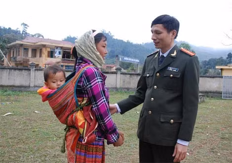 Đoàn công tác thăm hỏi bà con Nà Khương.