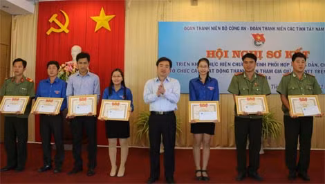 Đồng chí Nguyễn Thanh Nghị, Ủy viên dự khuyết TW Đảng, Phó Bí thư Tỉnh ủy, Phó Chủ tịch UBND tỉnh Kiên Giang, trao Bằng khen của Trung ương Đoàn cho các tập thể, cá nhân xuất sắc.