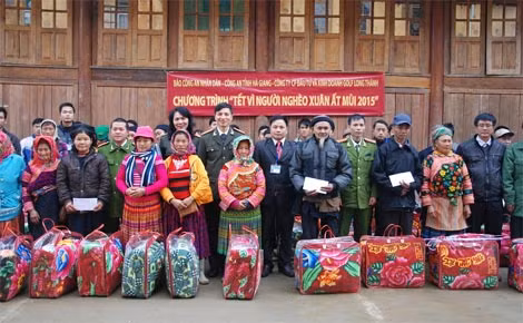 Thiếu tá Nghiêm Xuân Luận - Phó Trưởng Ban PL-BĐ và đại diện chính quyền, Công an huyện Quang Bình, Công an tỉnh Hà Giang tặng quà đồng bào nghèo xã Nà Khương.