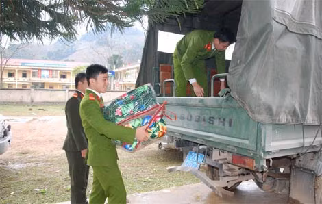 Đoàn công tác vận chuyển quà Tết đến với đồng bào nghèo Nà Khương.
