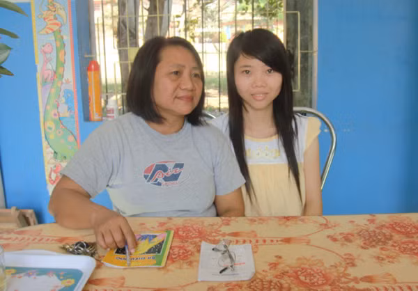 Thúy An (bên phải) bên cạnh "mẹ" Nhung ở Gia đình số 1.