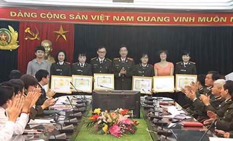 Thiếu tướng Phạm Văn Miên, Tổng Biên tập Báo CAND trao giấy khen tặng các cá nhân.