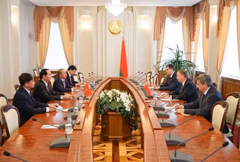 Bộ trưởng Trần Đại Quang chào xã giao Thủ tướng Cộng hòa Belarus Andrei Kobyakov.