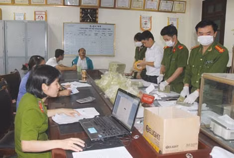 Cán bộ Phòng Kỹ thuật hình sự - Công an tỉnh Lào Cai tiến hành giám định số ma túy thu giữ.