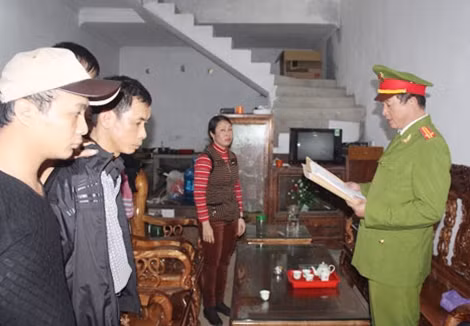 Lực lượng Công an đọc lệnh khám xét nhà đối tượng Thành.
