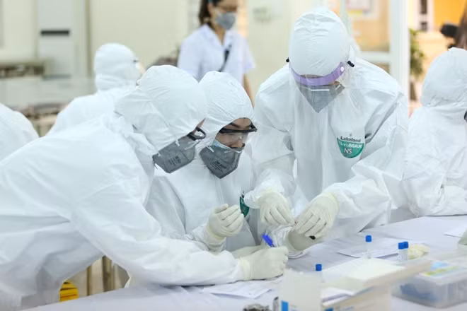 Ngay từ đầu giờ sáng, những công tác chuẩn bị đã được hoàn tất, sẵn sàng thực hiện test nhanh cho người dân.