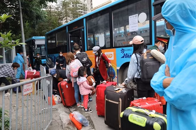 Phóng viên Báo CAND ghi nhận tại khu cách ly tập trung Khu nhà ở học sinh, sinh viên Pháp Vân - Tứ Hiệp (quận Hoàng Mai) chiều ngày 5/4.