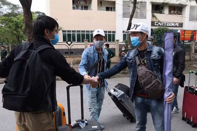 Những cái bắt tay tạm biệt nhau để trở về nhà của các công dân sau khi hoàn thành cách ly y tế tập trung tại khu cách ly.