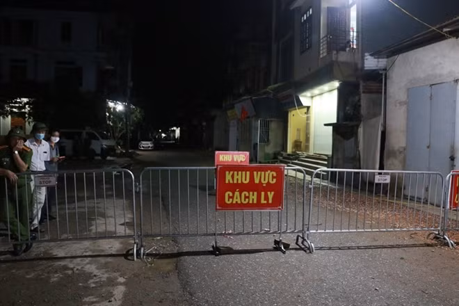 Thôn Đông Cứu (xã Dũng Tiến, huyện Thường Tín) trước giờ tháo dỡ cách ly