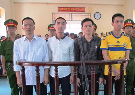 Các bị cáo Phong, Thanh, Số và Trung (từ trái qua). Các bị cáo Phong, Thanh, Số và Trung (từ trái qua).