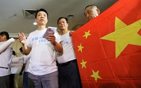 Người dân Trung Quốc nộp đơn kiện Hàng không Malaysia tại tòa án Tòa án Giao thông Đường sắt Bắc Kinh vào sáng 7-3-2016.