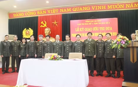 Các đại biểu tham dự Lễ ký giao ước thi đua chụp ảnh lưu niệm