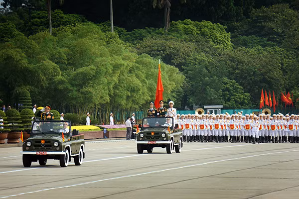 Đội hình diễu binh của lực lượng vũ trang nhân dân Việt Nam, đi đầu là xe Chỉ huy, do Trung tướng Võ Văn Tuấn, Phó Tổng Tham mưu trưởng Quân đội nhân dân Việt Nam.