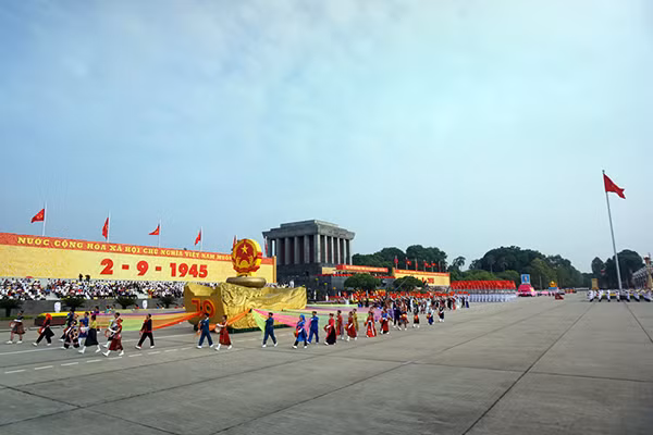 Đi đầu đội hình diễu binh là xe Quốc huy nước Cộng hoà xã hội chủ nghĩa Việt Nam, khối cờ Đảng, cờ Tổ quốc và chân dung Chủ tịch Hồ Chí Minh.