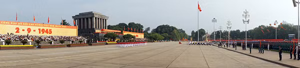 Những vận động viên tiêu biểu cho phong trào thể dục – thể thao cả nước, rước lửa từ Bảo tàng Hồ Chí Minh đang tiến vào Quảng trường Ba Đình lịch sử
