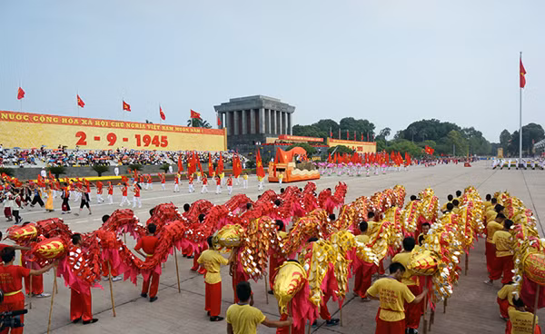 Chương trình diễu hành nghệ thuật mang chủ đề: “Việt Nam khát vọng hòa bình”.