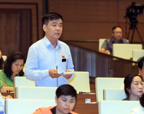 Đại biểu Quốc hội thảo luận tại hội trường.