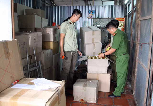 Lực lượng chức năng tiến hành niêm phong tang vật.