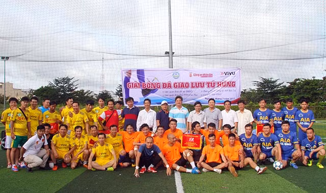 Đại diện các đội bóng tham gia nhận cờ lưu niệm.
