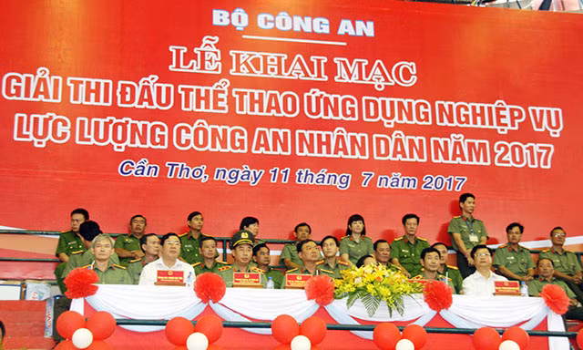Đại biểu tham dự lễ khai mạc.
