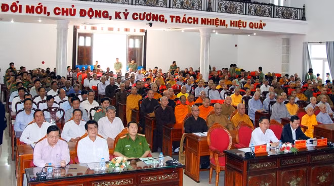 Các đại biểu tham dự họp mặt.