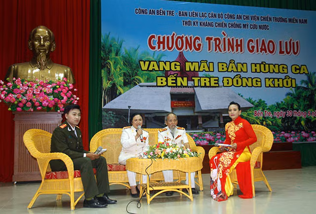 Thượng tá Nguyễn Thị Hải, nữ trinh sát đặc biệt chi viện cho chiến trường miền Nam; Trung tá Thạch Văn Toàn, nguyên Phó trưởng Ban An ninh vũ trang Khu 6, giao lưu với CBCS Công an tỉnh Bến Tre.