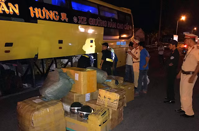 Tổ công tác kiểm tra xe khách, phát hiện nhiều kiện hàng có xuất xứ Trung Quốc, không có hóa đơn, chứng từ.